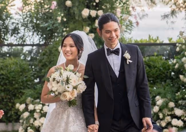 霍啟剛堂妹結婚全家福首曝光，婆婆吳婉芳穿紅裙搶鏡，54歲仍凍齡