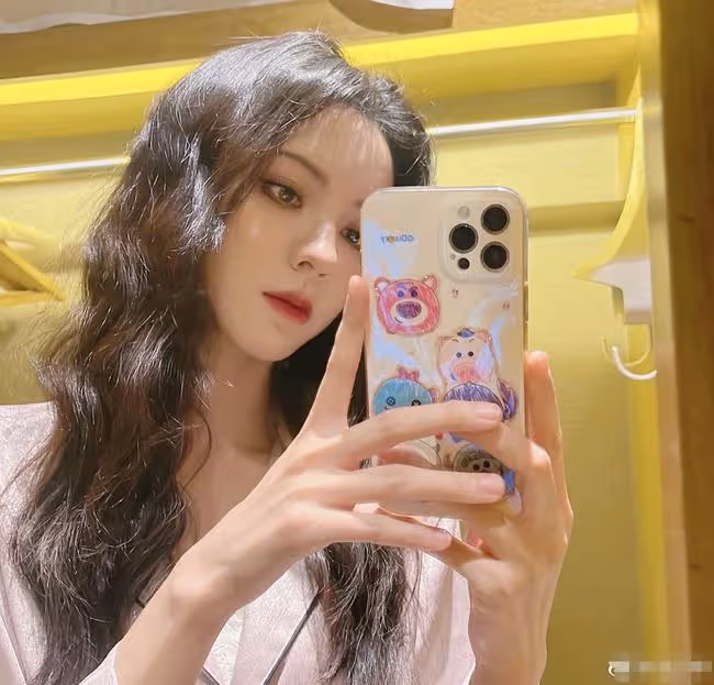 王思聰帶美女吃拉麵,緊盯手機表情冷漠,女伴「低顏值」引熱議