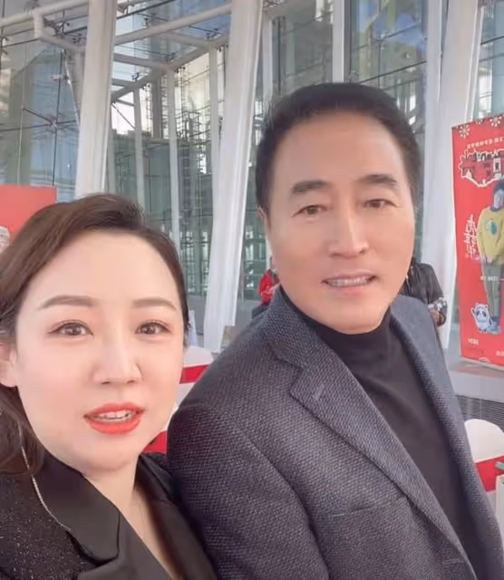 爺青回！40歲關凌罕同框楊立新，《我愛我家》父女時隔29年似凍齡