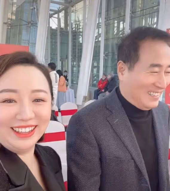 爺青回！40歲關凌罕同框楊立新，《我愛我家》父女時隔29年似凍齡