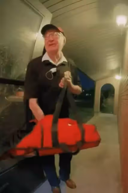 我來給你靠!訂披薩驚見「89歲外送阿公」好心疼 暖心少年「豪灑34萬小費」結局感動全網