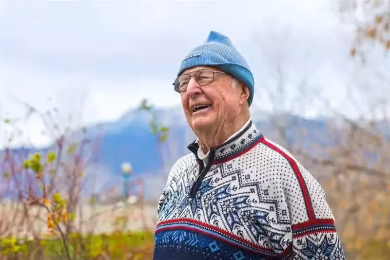 我來給你靠!訂披薩驚見「89歲外送阿公」好心疼 暖心少年「豪灑34萬小費」結局感動全網