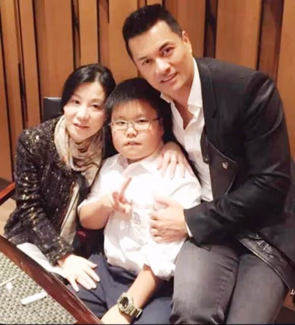 呂良偉兒子生日與美女吃飯慶祝,20歲長相憨厚,暗戀甄子丹女兒