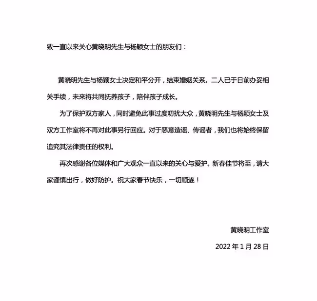 黃曉明baby最後同框畫面曝光!爸爸抱娃媽媽緊隨,一家三口好溫馨