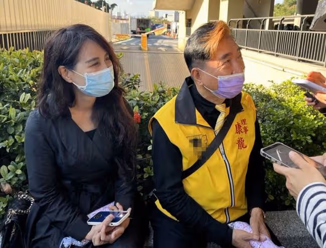 喪妻3年!68歲老戲骨康龍宣布戀情,攜小23歲女友參加好友告別式
