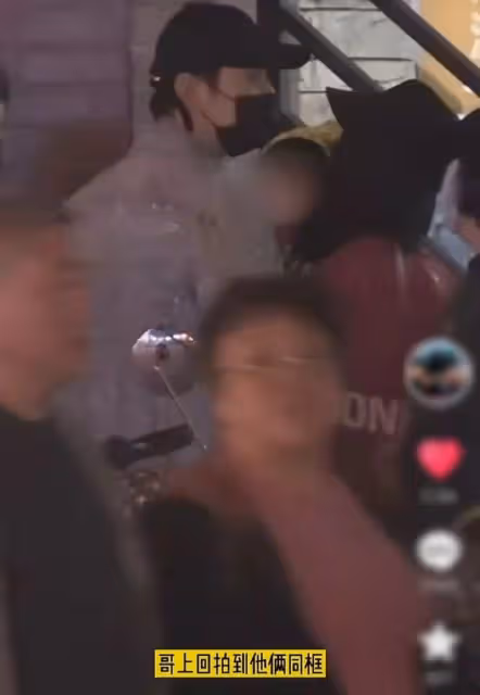 黃曉明baby最後同框畫面曝光!爸爸抱娃媽媽緊隨,一家三口好溫馨