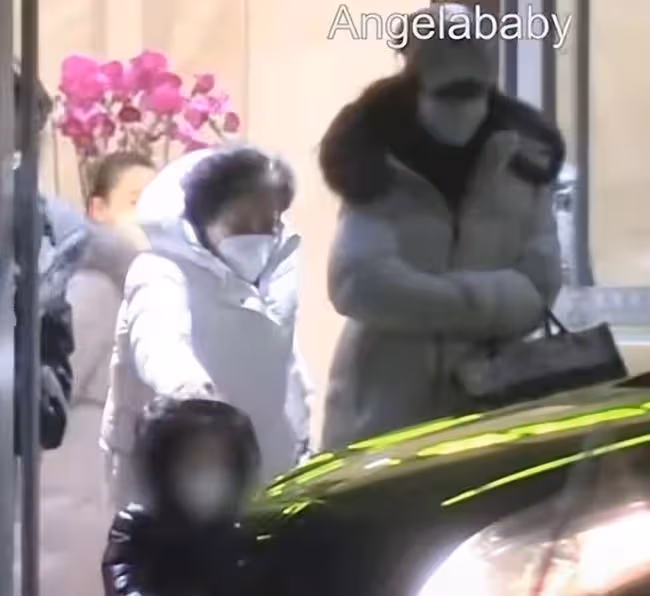 黃曉明baby最後同框畫面曝光!爸爸抱娃媽媽緊隨,一家三口好溫馨