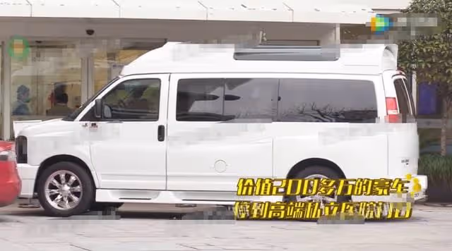 謝娜帶雙胞胎女兒看病!開百萬豪車現身高檔醫院,車內喂糖太溫馨