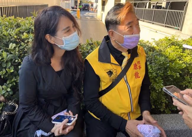 喪妻3年!68歲老戲骨康龍宣布戀情,攜小23歲女友參加好友告別式