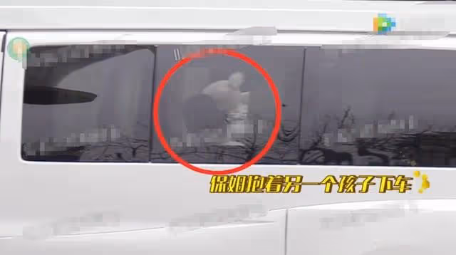 謝娜帶雙胞胎女兒看病!開百萬豪車現身高檔醫院,車內喂糖太溫馨