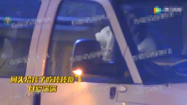 謝娜帶雙胞胎女兒看病!開百萬豪車現身高檔醫院,車內喂糖太溫馨