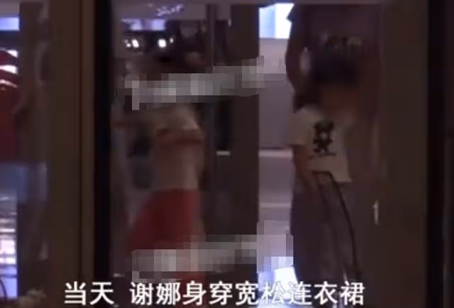 謝娜帶雙胞胎女兒看病!開百萬豪車現身高檔醫院,車內喂糖太溫馨