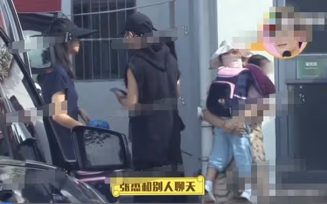 謝娜帶雙胞胎女兒看病!開百萬豪車現身高檔醫院,車內喂糖太溫馨
