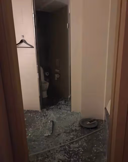 40歲男星洗澡時玻璃門爆裂！身體多處被割傷流血，一地碎片太可怕
