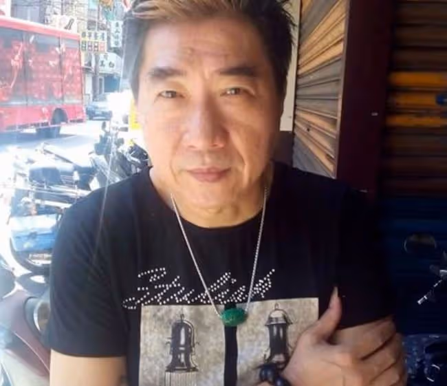 喪妻3年!68歲老戲骨康龍宣布戀情,攜小23歲女友參加好友告別式