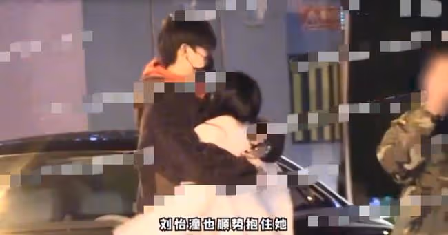 24歲星二代疑曝戀情,親吻清秀美女同回住處,兩人當眾摟抱不撒手