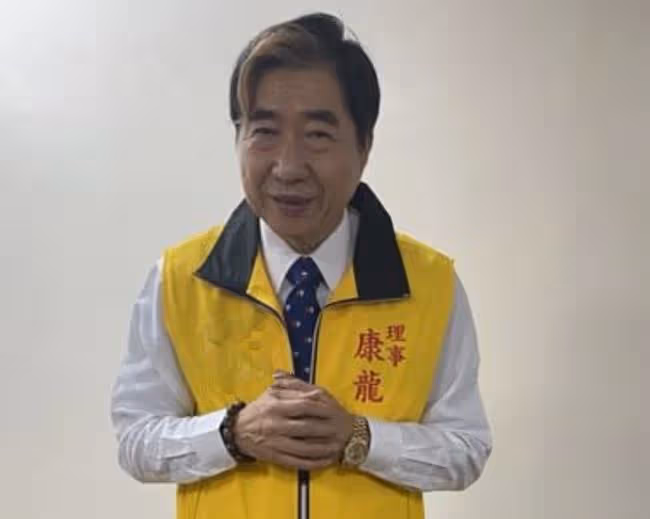 喪妻3年!68歲老戲骨康龍宣布戀情,攜小23歲女友參加好友告別式