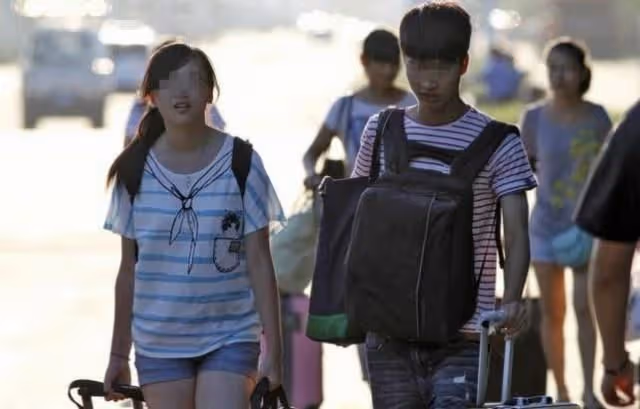苦戀四年,姑娘深夜給出國的男友發視頻,卻看到一個外國女人