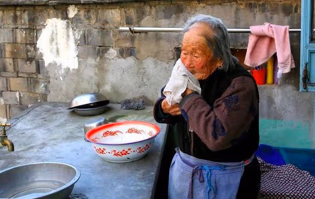 苦戀四年,姑娘深夜給出國的男友發視頻,卻看到一個外國女人