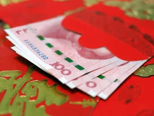 第一次去女友家上門,我給她兩個弟弟各一千,女友卻嫌少
