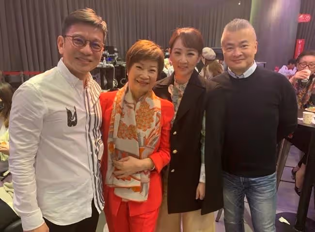 富士康7歲千金登台表演，全家到場支持，71歲老爸贊其有大將之風