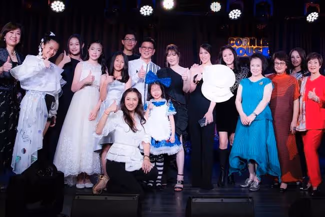 富士康7歲千金登台表演，全家到場支持，71歲老爸贊其有大將之風