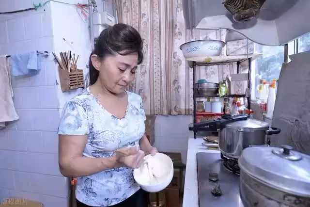 55歲女兒將75歲母親趕出家門:我養你行,可不能連你兒子也養吧?