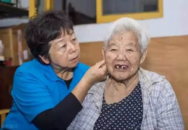 55歲女兒將75歲母親趕出家門:我養你行,可不能連你兒子也養吧?