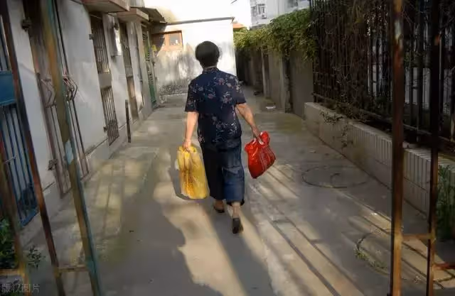 55歲女兒將75歲母親趕出家門:我養你行,可不能連你兒子也養吧?