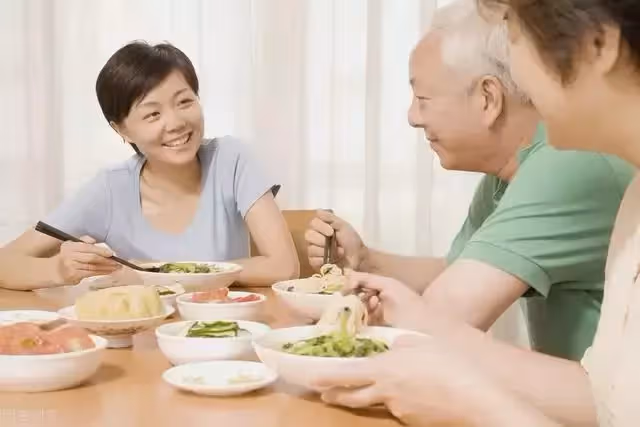 55歲女兒將75歲母親趕出家門:我養你行,可不能連你兒子也養吧?