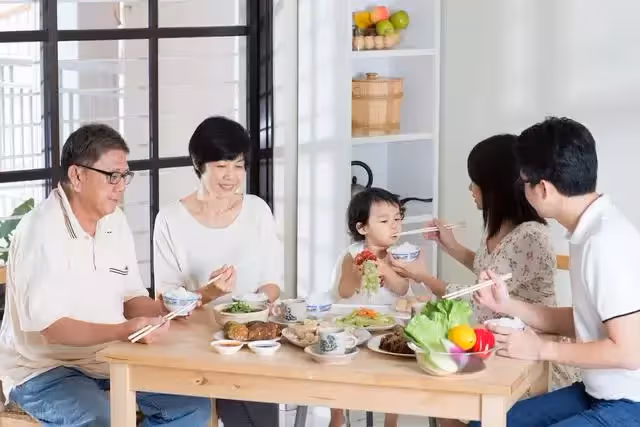 55歲女兒將75歲母親趕出家門:我養你行,可不能連你兒子也養吧?