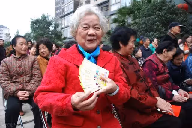 55歲女兒將75歲母親趕出家門:我養你行,可不能連你兒子也養吧?