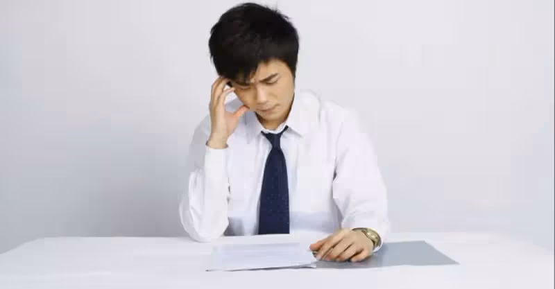 他被後媽趕出家門時，父親袖手旁觀，如今父親病重，他拒絕探望