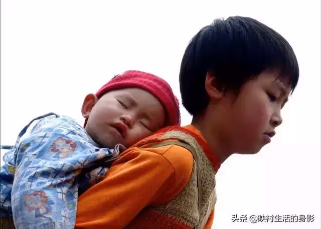 他被後媽趕出家門時,父親袖手旁觀,如今父親病重,他拒絕探望