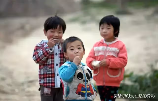 他被後媽趕出家門時,父親袖手旁觀,如今父親病重,他拒絕探望