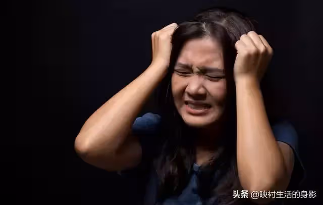 他被後媽趕出家門時,父親袖手旁觀,如今父親病重,他拒絕探望