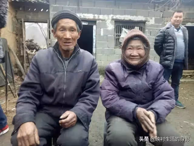 他被後媽趕出家門時,父親袖手旁觀,如今父親病重,他拒絕探望
