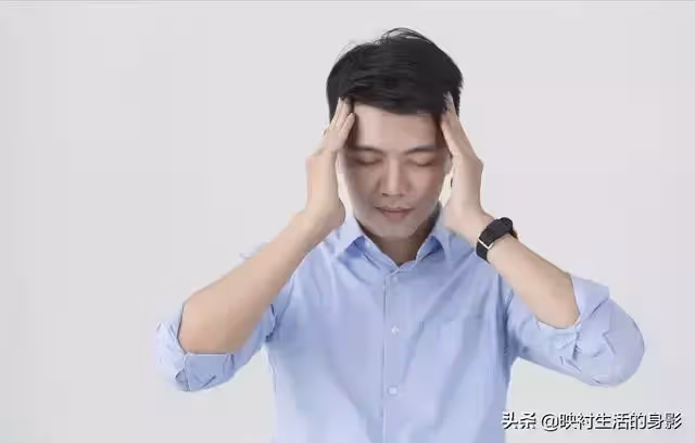 他被後媽趕出家門時,父親袖手旁觀,如今父親病重,他拒絕探望