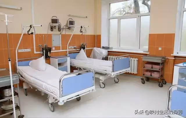 他被後媽趕出家門時,父親袖手旁觀,如今父親病重,他拒絕探望