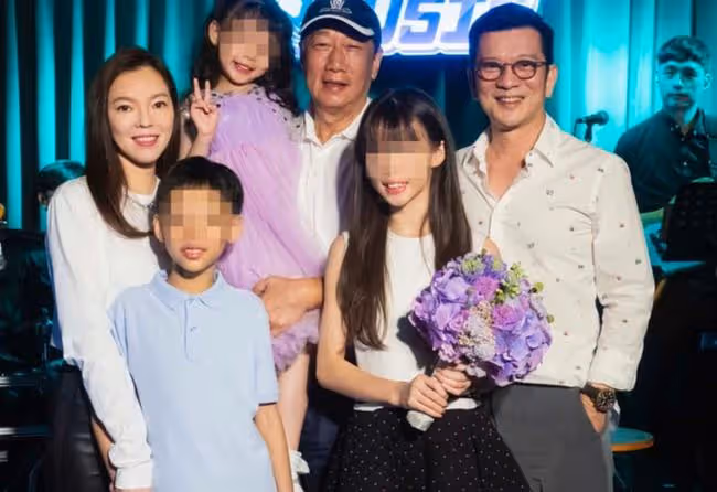 富士康7歲千金登台表演，全家到場支持，71歲老爸贊其有大將之風