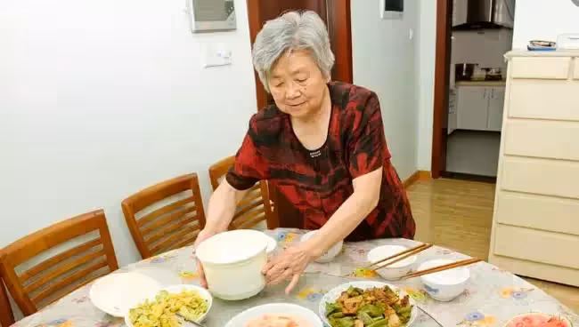 67歲老人:在兒子家當免費保姆孫女的話讓我驚呆,看來是我錯了
