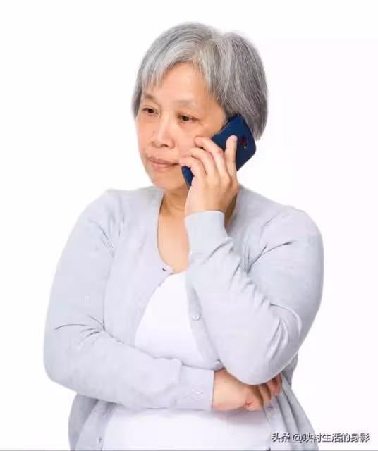 小兒子拿走了母親的兩套房,卻拒絕給她養老。還把母親送到哥哥家