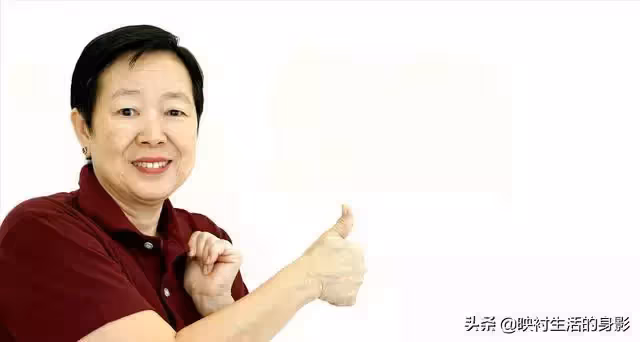 小兒子拿走了母親的兩套房,卻拒絕給她養老。還把母親送到哥哥家