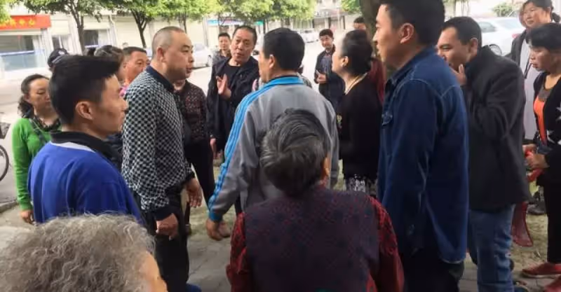 23年前女兒生病沒錢治療，父親有錢不借，如今卻要女兒出錢贍養