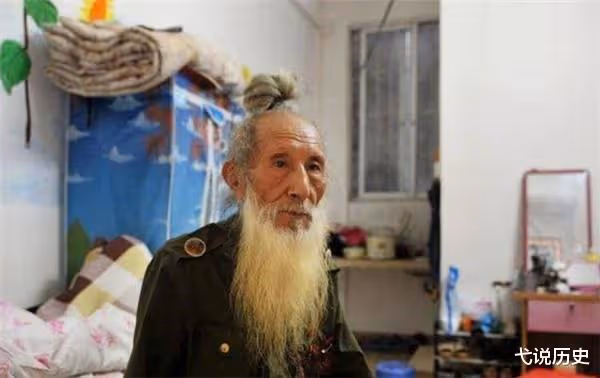 裸模老人張繼勝:87歲仍堅持工作,與24歲姑娘同住,子女拒絕來往