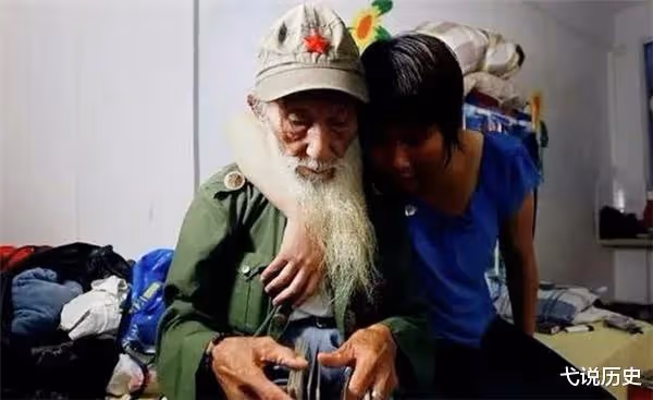 裸模老人張繼勝:87歲仍堅持工作,與24歲姑娘同住,子女拒絕來往