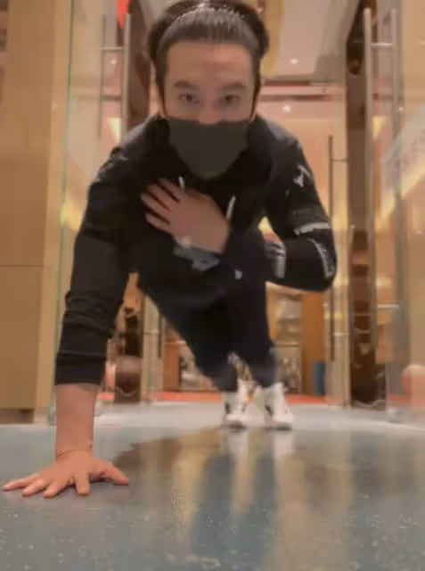 黃曉明官宣離婚前狀態曝光!片場拍戲滿臉笑容,不戴婚戒早有預兆