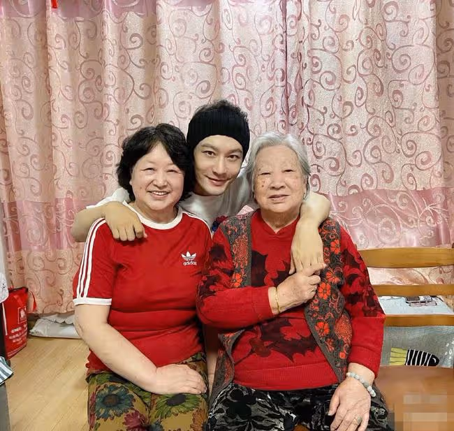 曝黃曉明恢復單身後心情平靜,不與baby分產互罵,兒子至今不知情