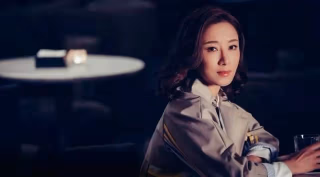 曝男搭檔私加吻戲!香港知名女星直認尷尬,對方澄清純粹為了劇情