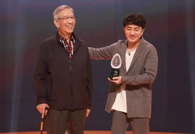 75歲老戲骨盧雄病逝!王祖藍痛失恩師悲痛不已,感激對方提攜自己